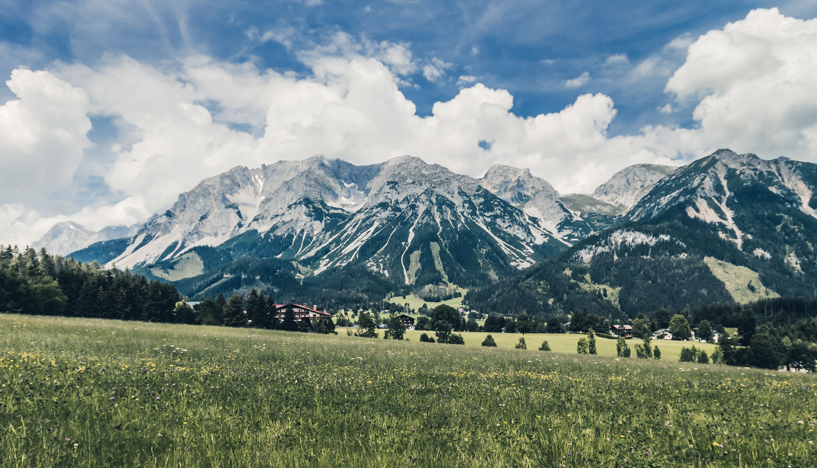 Das Dachstein-Massiv bei Schladming im Sommer