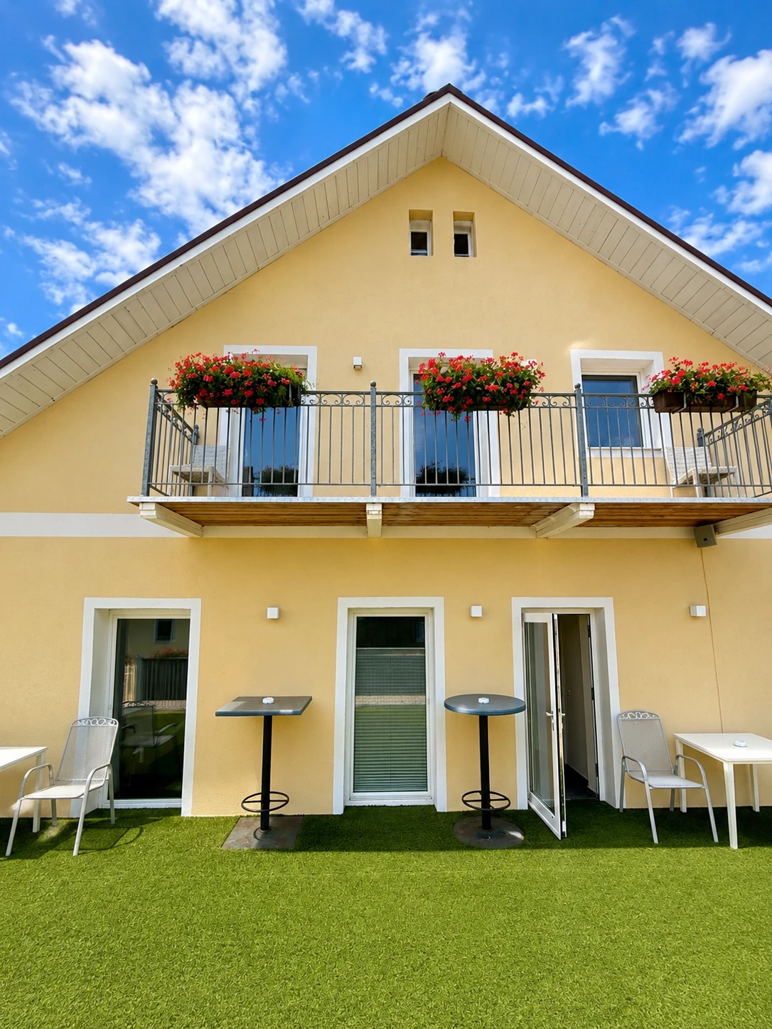Die Gartenterrasse des winter.garten mit Blumenbalkon