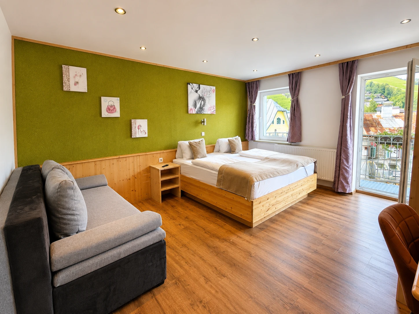 Helles Doppelzimmer in warmen Beigetönen mit Balkon