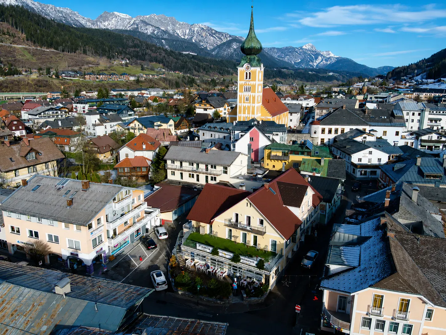 Luftaufnahme: der winter.garten mitten im Zentrum von Schladming